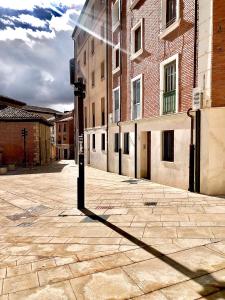 una sombra de un parquímetro en una calle de la ciudad en Ventana a Santa María, en Burgos