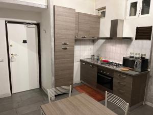 cocina con fogones y encimera en San Lorenzo Apartment, en Roma