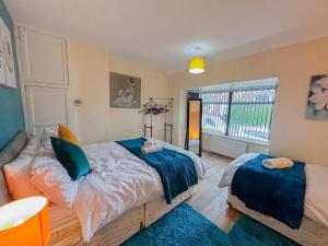 Postel nebo postele na pokoji v ubytování HILLTOP PLACE SUITES , Parkway M1 J33
