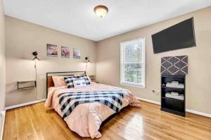 Ένα ή περισσότερα κρεβάτια σε δωμάτιο στο The Greensboro Getaway, Hot Tub and Solitude