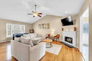 Μια τηλεόραση ή/και κέντρο ψυχαγωγίας στο The Greensboro Getaway, Hot Tub and Solitude +23 φωτογραφίες