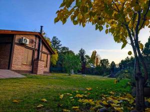 einen Hof mit einem Backsteingebäude und einem Baum in der Unterkunft Casa Lutan ,Mendoza, 6 personas ,Montaña y bodegas in Las Compuertas