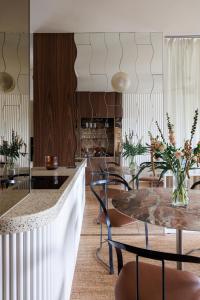 eine Küche mit einem Tisch und einigen Stühlen in der Unterkunft Vintage Glamour Suite, parveke, parkkipaikka in Helsinki