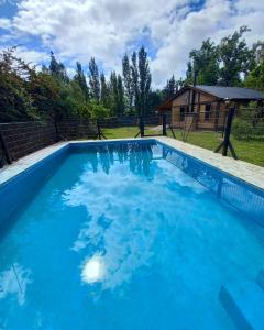 ein großer blauer Pool im Hof in der Unterkunft Casa Lutan ,Mendoza, 6 personas ,Montaña y bodegas in Las Compuertas