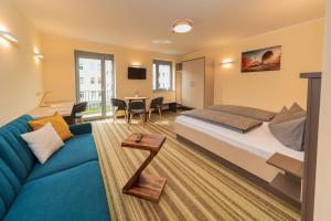 une chambre d'hôtel avec un lit et un canapé dans l'établissement ELLY Hostel, à Freiberg