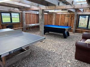 una sala de ping pong con mesa de ping pong en Willow Straw Bale Cabin, 