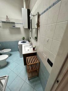 uma casa de banho com um lavatório e um WC em L’Angolo di Pace em Massa Lombarda