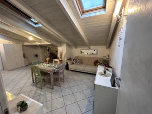 eine Küche und ein Wohnzimmer mit einem Tisch in der Unterkunft L’Angolo di Pace in Massa Lombarda