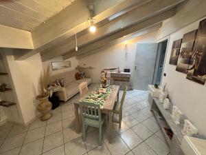 ein Wohnzimmer mit einem Tisch und einem Sofa in der Unterkunft L’Angolo di Pace in Massa Lombarda