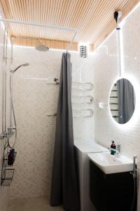 a bathroom with a sink and a shower and a mirror at Joensuun kalastajan helmi in Joensuu