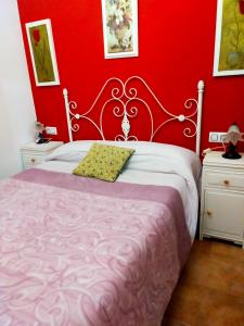 - une chambre dotée d'un lit avec un mur rouge dans l'établissement Cabaña 2 Ventorrillo, à Riópar