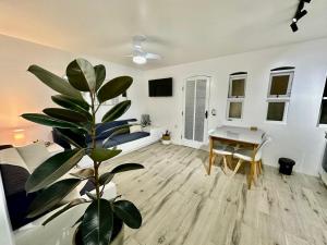 ein Wohnzimmer mit einem Tisch und einer Pflanze in der Unterkunft Apartamento estilo Chalé com piscina in Ubatuba