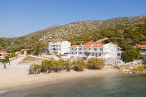 een groep huizen op een strand naast het water bij SeaView Apartment 2 in Samos