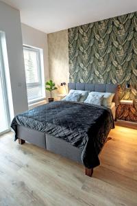 1 dormitorio con 1 cama grande y edredón negro en Wolkerovka Apartment 2, en Olomouc