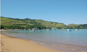 eine Gruppe von Booten im Wasser an einem Strand in der Unterkunft Casa dona Eliane Temporada Tarituba Paraty in Tarituba