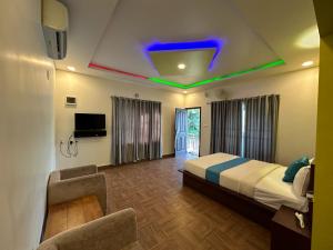TV a/nebo společenská místnost v ubytování Misty Dam Wayanad Premium Resort With Banasura Dam View