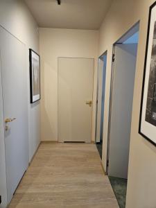 pusty korytarz z dwoma drzwiami i korytarzem sidx sidx w obiekcie Apartament Ogrodowa w Łodzi