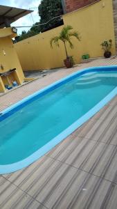 una gran piscina de agua azul en un patio en Casa com piscina, en Camaçari