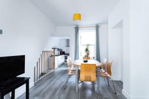 a kitchen and dining room with a table and chairs at 2/3 Bed House in the centre of Northampton in Northampton