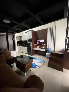 sala de estar con sofá y mesa de cristal en Nay Room en South Tangerang