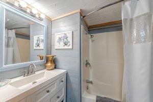 een badkamer met een wastafel en een douche bij Something Fishy at Island Breeze of CB in Carolina Beach