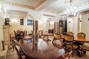 uma sala de jantar com mesa e cadeiras em Veritas Boutique Vila em Craiova