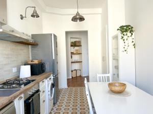 uma cozinha com uma bancada e um frigorífico em MAISON NOEL em Trieste