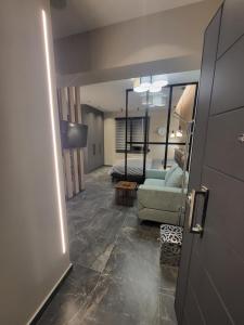 een woonkamer met een bank en een spiegel bij Modern studio 2 in Veria center, near Elia square in Veria