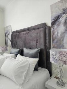 - une chambre avec un lit doté de draps et d'oreillers blancs dans l'établissement Luxie@92, à Midrand