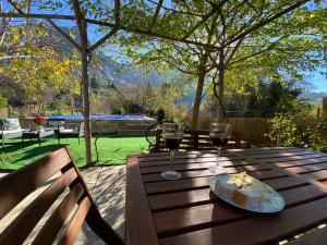 - une table en bois avec deux verres de vin dans l'établissement Vista Mora Sierra Cazorla, à La Iruela
