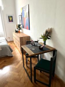 una stanza con un tavolo con due bicchieri di vino di Robins Nest in The City Center a Maribor