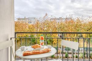 a table with bread and drinks on a balcony at L'industriel - 2'mn du métro - aux portes de Paris in Saint-Mandé