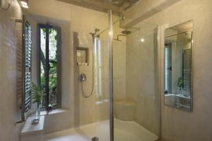 ハライス・デ・ラ・ベラにあるVaqueria Cantaelgalloのバスルーム(ガラスドア付きのシャワー付)