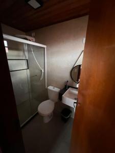 a bathroom with a shower and a toilet and a sink at Casa de Campo Novo gravatá em condomínio, lazer completo com piscina compartilhada, churraqueira e forno a lenha privado e uma vista espetacular e com aquele friozinho in Gravatá +13 photos