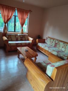 sala de estar con sofás y mesa en Casa YilZil, en Alpuyeca