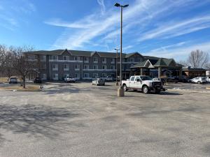 a truck parked in a parking lot in front of a building at Country Inn & Suites by Radisson, Prairie du Chien, WI in Prairie du Chien