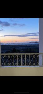 d'un balcon offrant une vue sur le coucher du soleil. dans l'établissement Entre Mer et Lac de la Goulette, à La Goulette