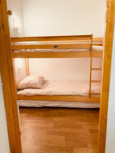 Dviaukštė lova arba lovos apgyvendinimo įstaigoje Tout confort sur les pistes