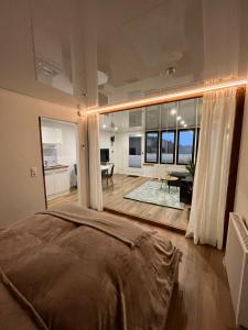 - une chambre avec un grand lit et un salon dans l'établissement Terrassenpark Apartments (Premium Rooms), à Sasbachwalden