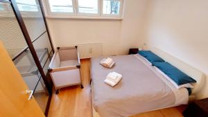 een slaapkamer met een bed met twee handdoeken erop bij Appartamento signorile in centro a Merano in Merano