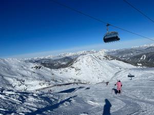 a group of people skiing down a snow covered mountain at Ferienwohnung Jäger Veronika in Altenmarkt im Pongau