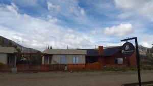 埃爾卡拉法特的住宿－Patagonia Hope Suites，房屋前的街道标志