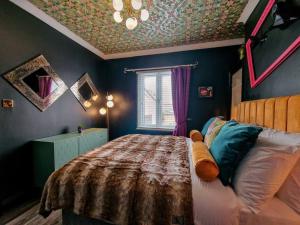 a bedroom with a bed and a ceiling at Eclectic 1BD in the Heart of Cheltenham! in Cheltenham