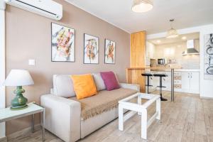 a living room with a couch and a kitchen at Don Miguel 4-F Apartment Levante Beach in Benidorm