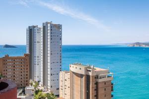 ベニドルムにあるDon Miguel 4-F Apartment Levante Beachの海辺の高層ビル2棟の景色