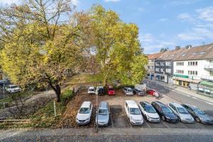 grupa samochodów zaparkowanych na parkingu w obiekcie Stylischer Wohn(t)Raum am Markt w mieście Wuppertal