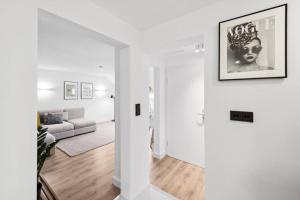 a white living room with a couch and a picture on the wall at Stylischer Wohn(t)Raum am Markt in Wuppertal