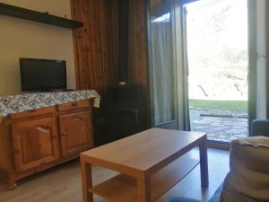 Televízia a/alebo spoločenská miestnosť v ubytovaní Planta baja tranquila Besiberri 11