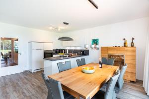 Nhà bếp/bếp nhỏ tại Terrassenwohnung "Inselhain" - Oase am Haff