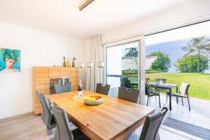 Garz的住宿－Terrassenwohnung "Inselhain" - Oase am Haff，厨房以及带木桌和椅子的用餐室。